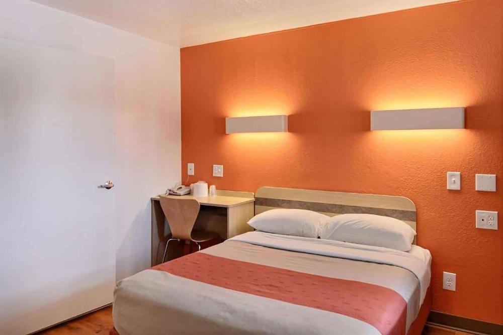 1 Double Bed, Hearing Accessible Room, Bathtub w/ Grab Bars, Non-Smoking interior